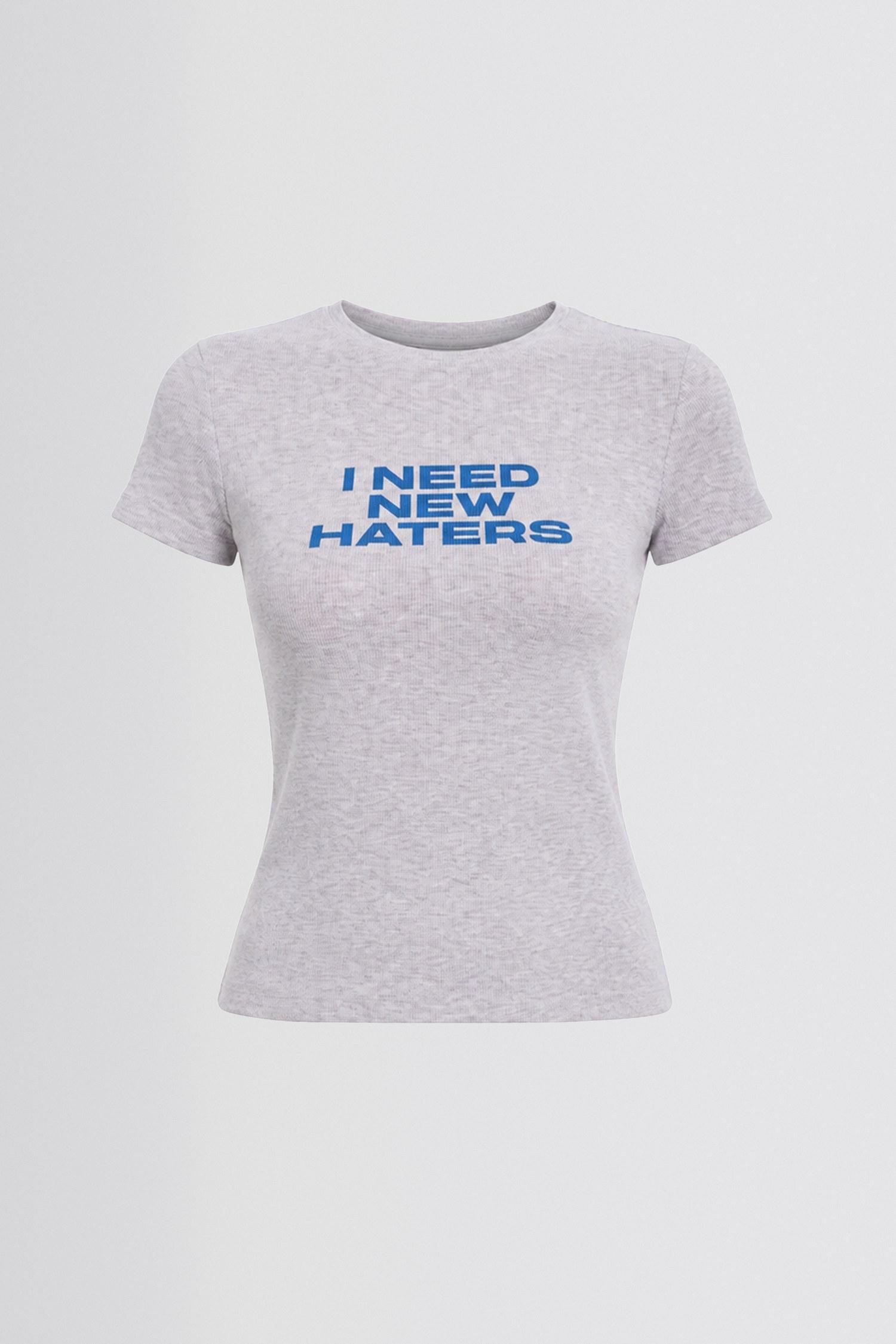 Футболка в рубчик I NEED NEW HATERS светло-серого цвета фото 1